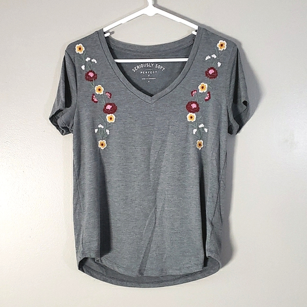 Aero embroidered perfect v-neck tee, M